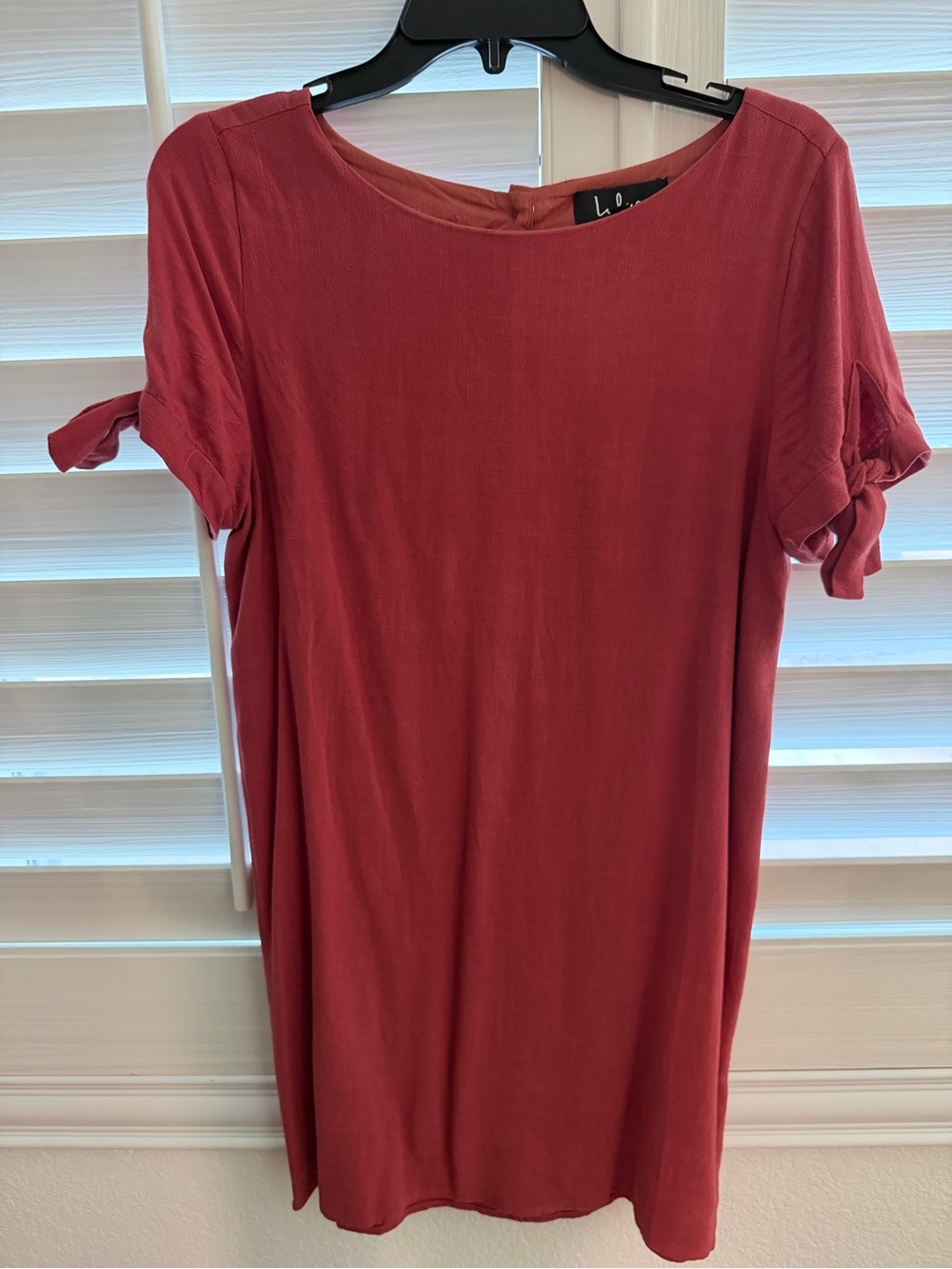 Lulu’s Red Short Sleeve Tie-Sleeve Shift Dress
